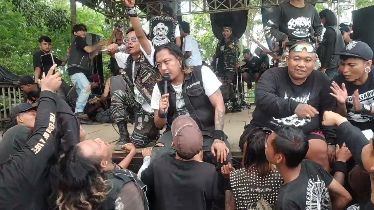 Puisi Sajak Suara Gondile Kameradz Di Acara Cirebon Punk United