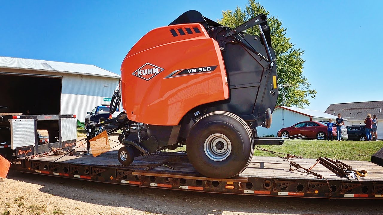 KUHN'S FIRST 5X6 BALER VB 560 Walkaround