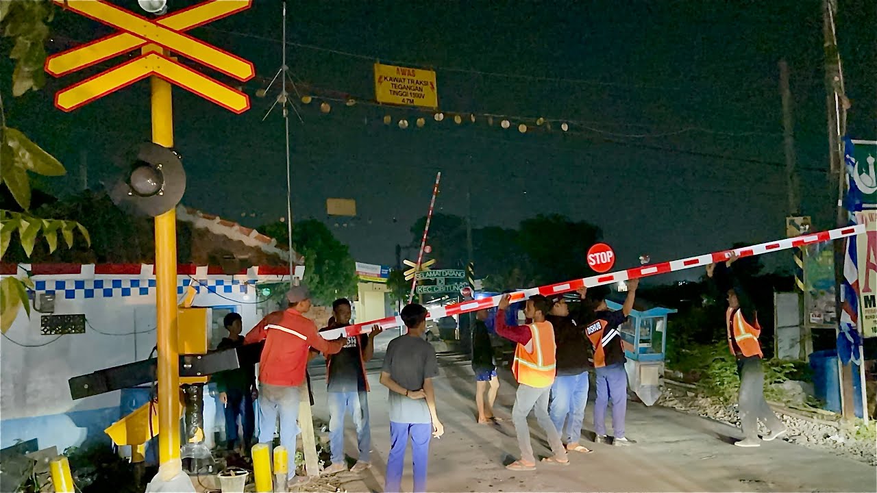 TERBARU!!! Proses Pemasangan Palang Pintu Kereta Api Terbaru di Telaga Asih Bekasi