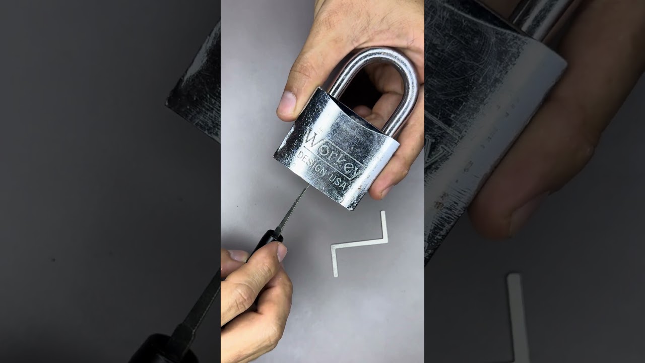 C&oacute;mo abrir el candado m&aacute;s malo del mundo en Segundos 🤑How to open the worst padlock in the world