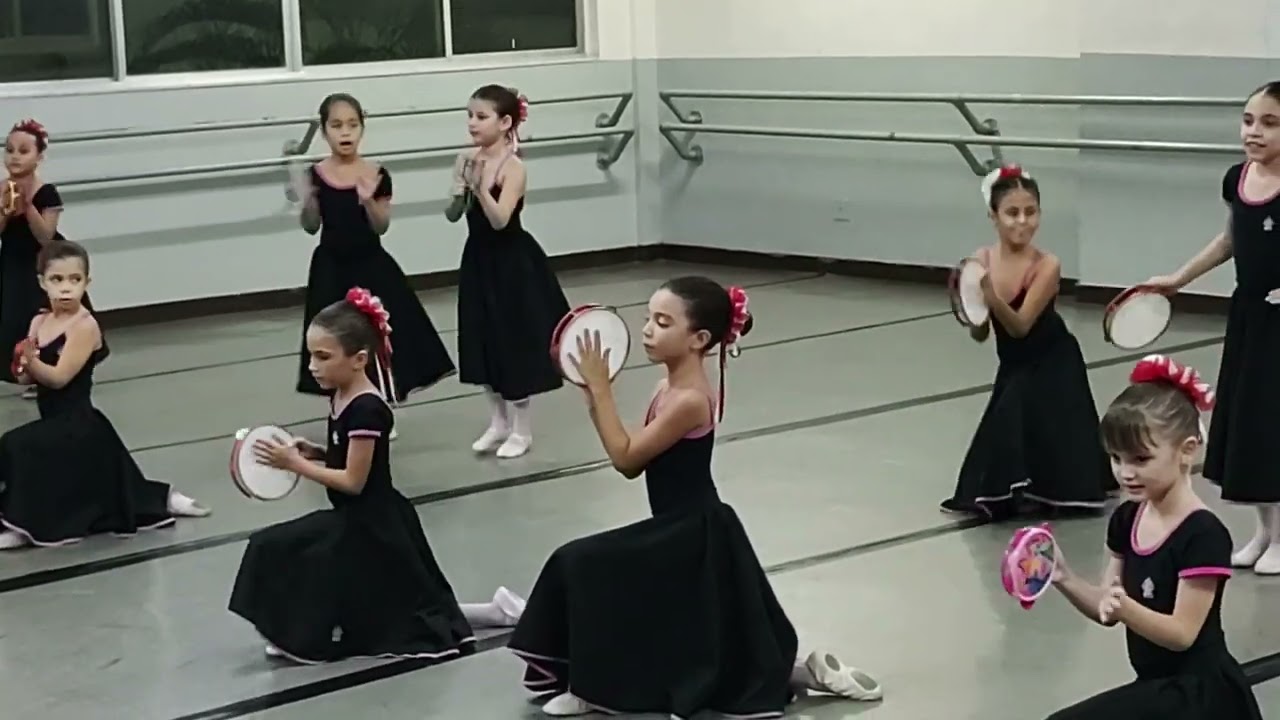 Dança caráter tarantella. turma BALLET preliminar Centro de Dança Rio