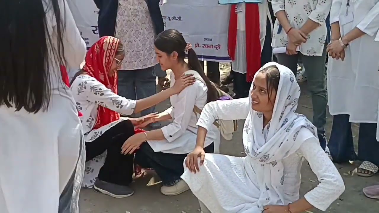 आर्य महिला पी.जी.कॉलेज,वाराणसी द्वारा “कैंसर से बचाव” नुक्कड़ नाटक के माध्यम से लोगों को जागरूक किया