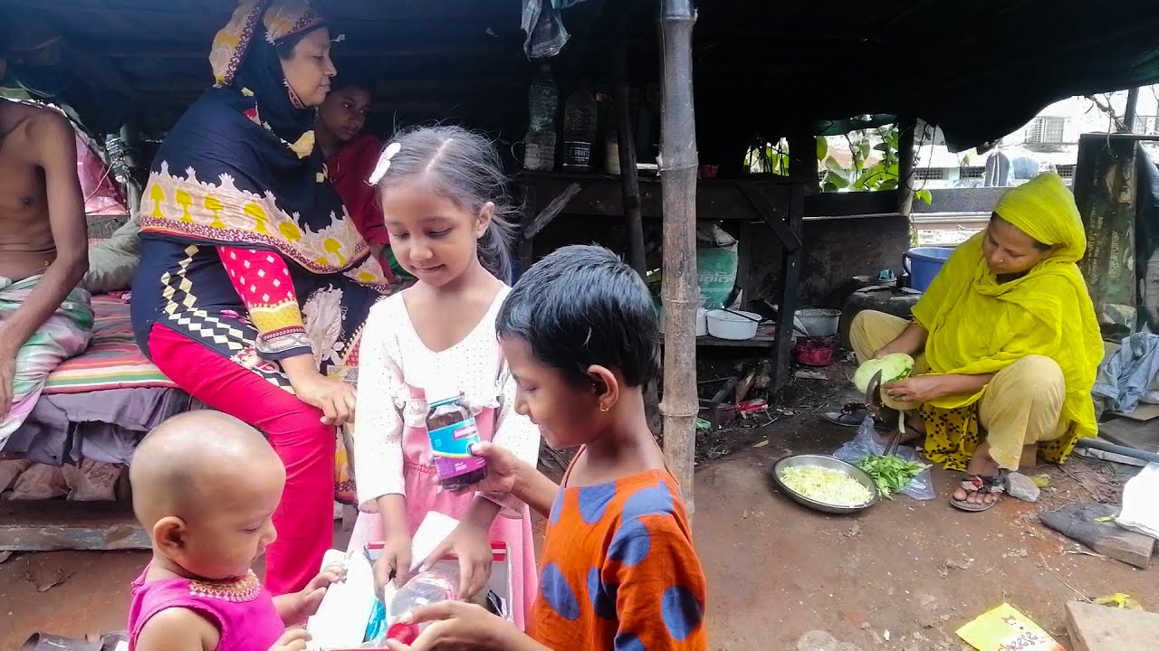 Slum Family Cooking And Eating Together !! Living In The Slums !!