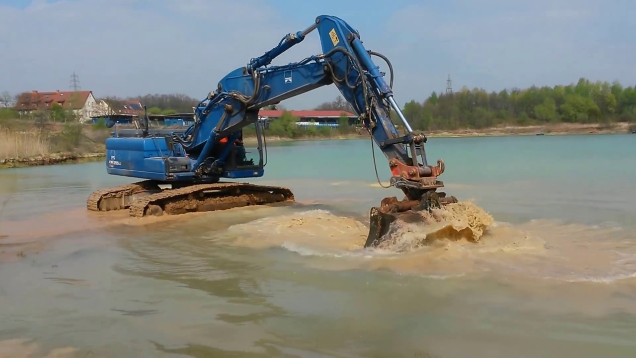 Baggerfahrer Erwin beim Laden und Baden mit seinem Bagger