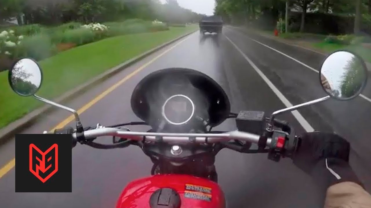 Cómo conducir una moto bajo la lluvia 🌧️💥 Trucos y consejos