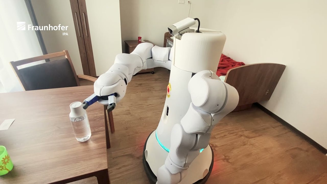 Care-O-bot 4 unterstützt Pflegepersonal im Seniorenzentrum beim Austausch von Getränkeflaschen