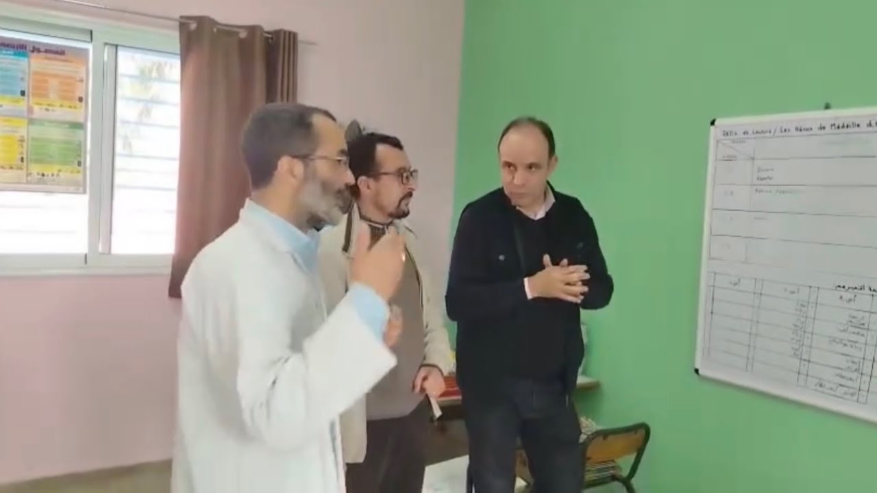الأستاذ بنصبر يشرح كيفية استثمار سجل الطلاقة القرائية خلال زيارة المدير الإقليمي لم/م أيت فزاز