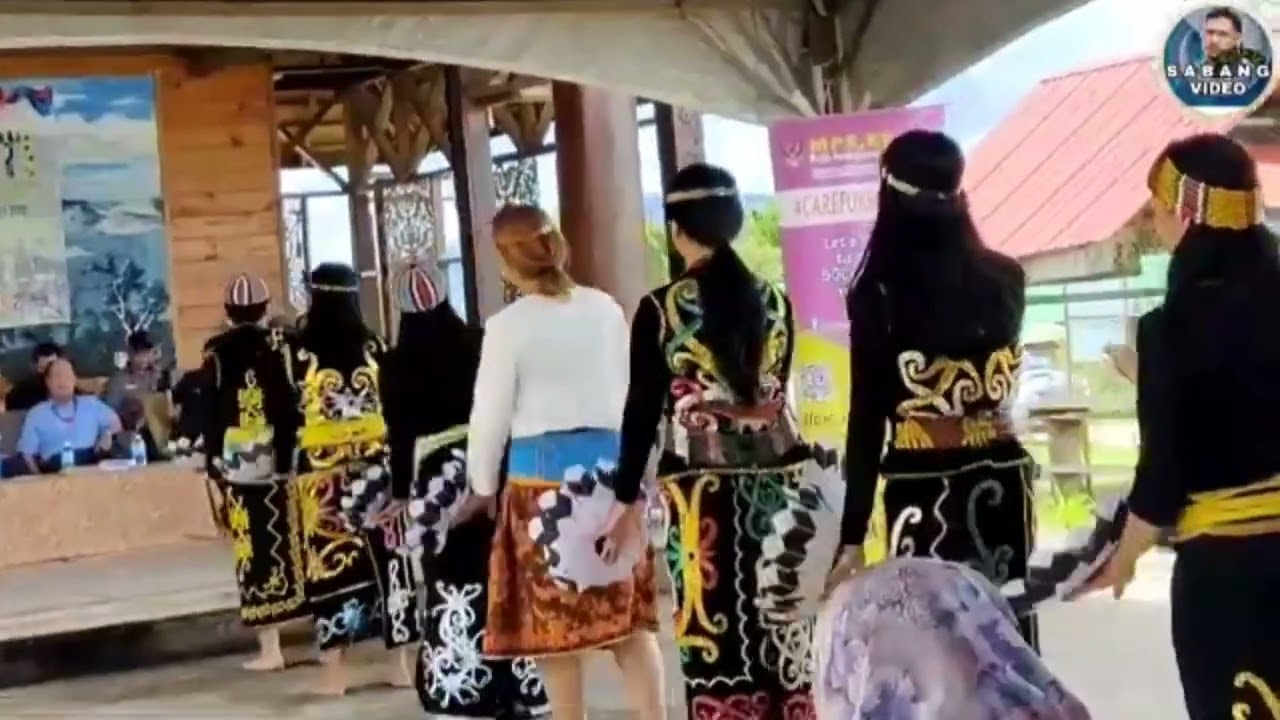 Keindahan tarian tradisi suku kelabit di Bario 