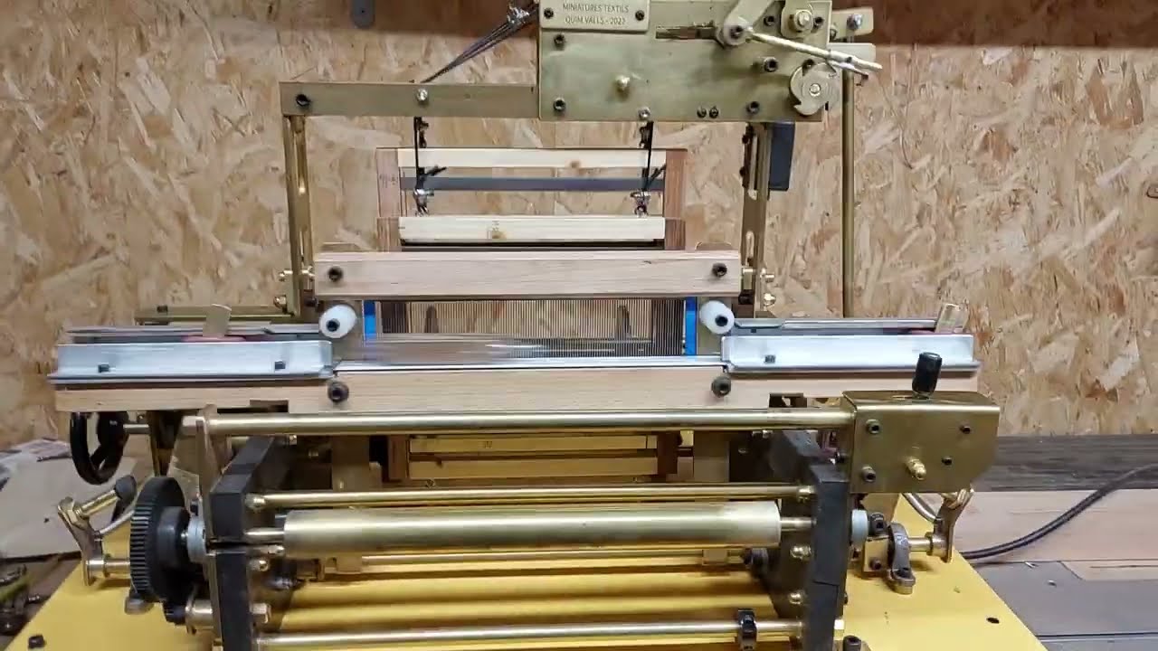 Telar en miniatura con  maquinilla de lizos