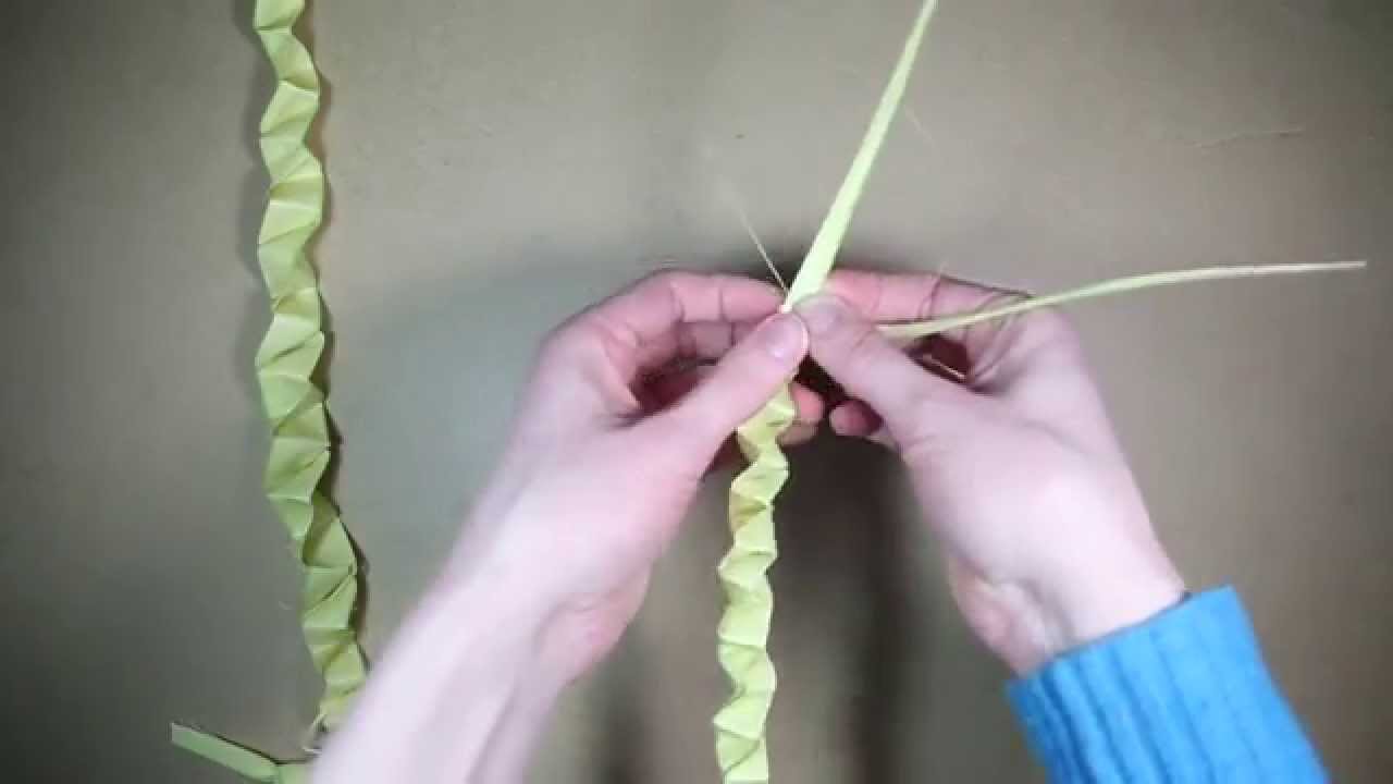 Palm folding: How to weave two palms together