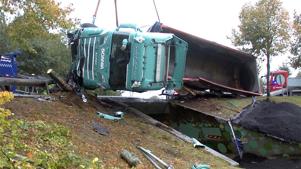 13.10.23 | Næstved | Bjærgning af væltet asfalt lastbil | Overturned asphalt truck salvaged