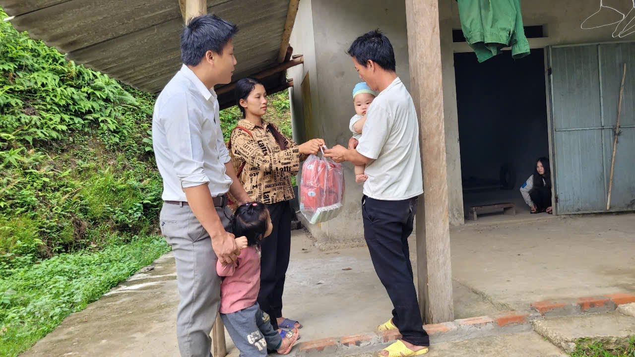 Single mother picking cucumbers to sell - Revisiting the poor child | Tieu Tieu Ca