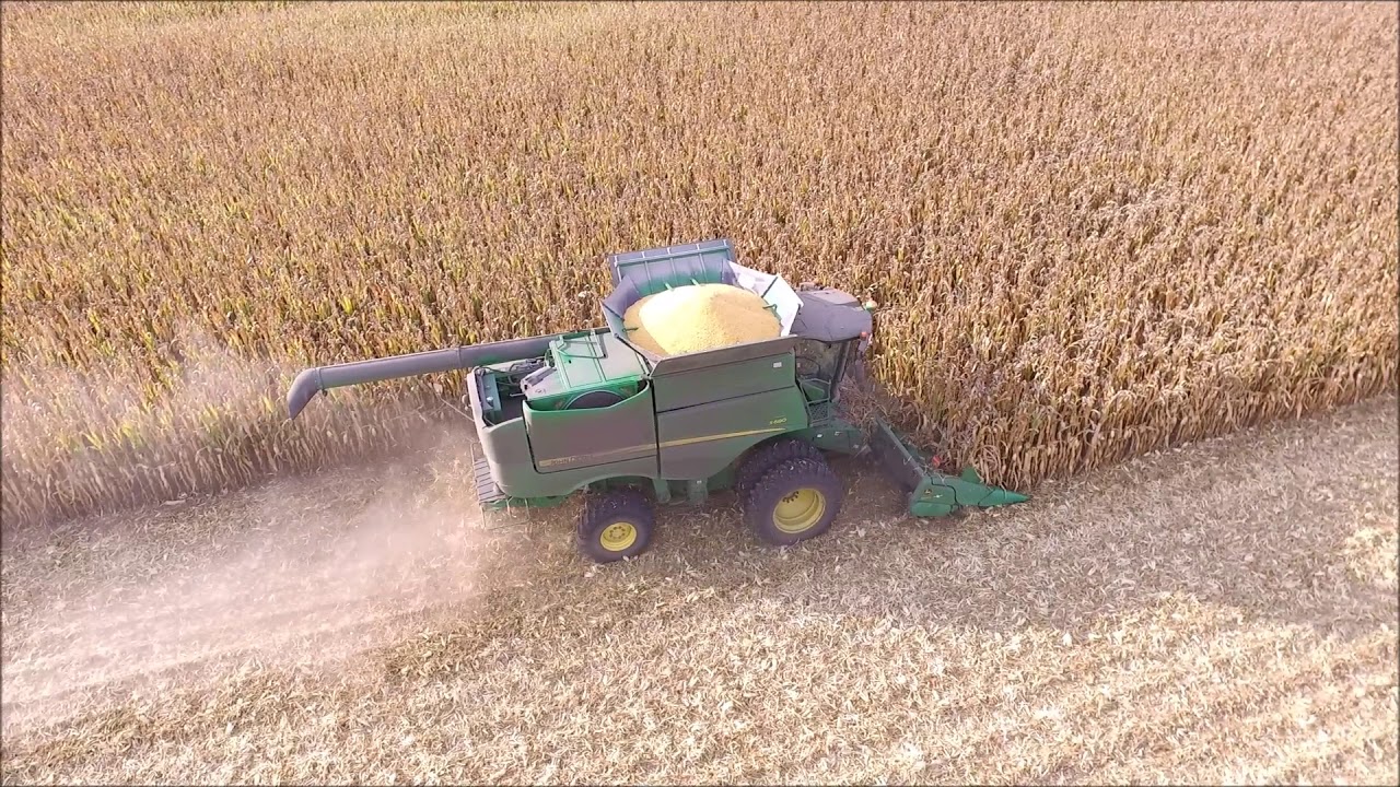 Combing Corn with a John Deere S680!!!