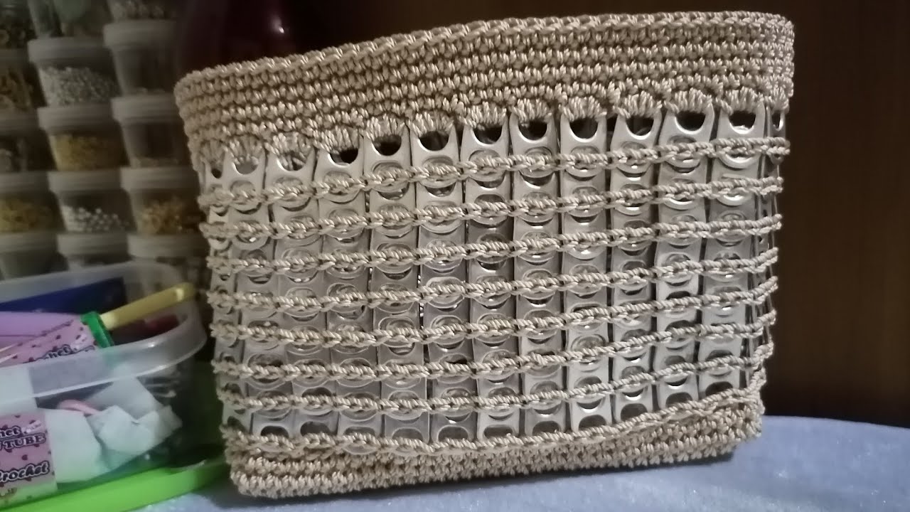 Bolso tejido en Crochet con fichas de lata