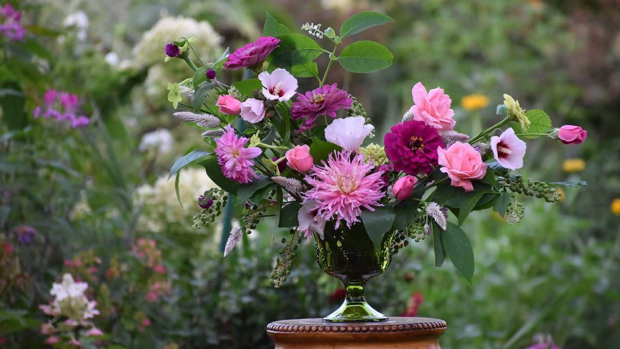 Making a Monochromatic Arrangement from the Garden // Northlawn Flower Farm