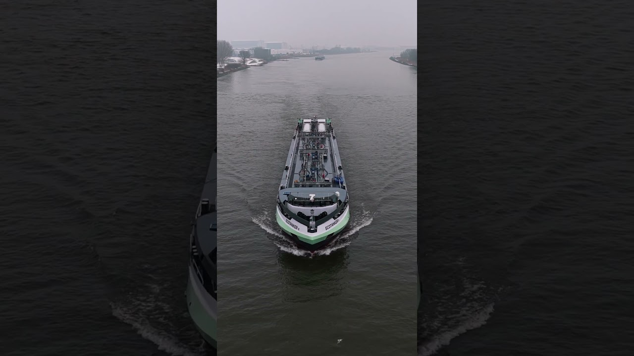 Ecotanker II vaart over de Oude Maas langs Puttershoek.