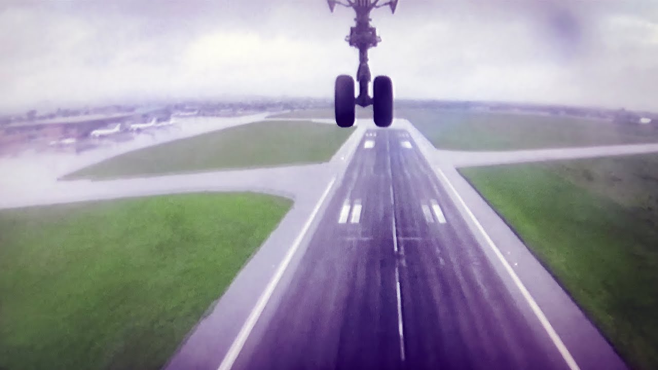 Taking off from Maputo and landing in Doha - In-flight camera Qatar Airways
