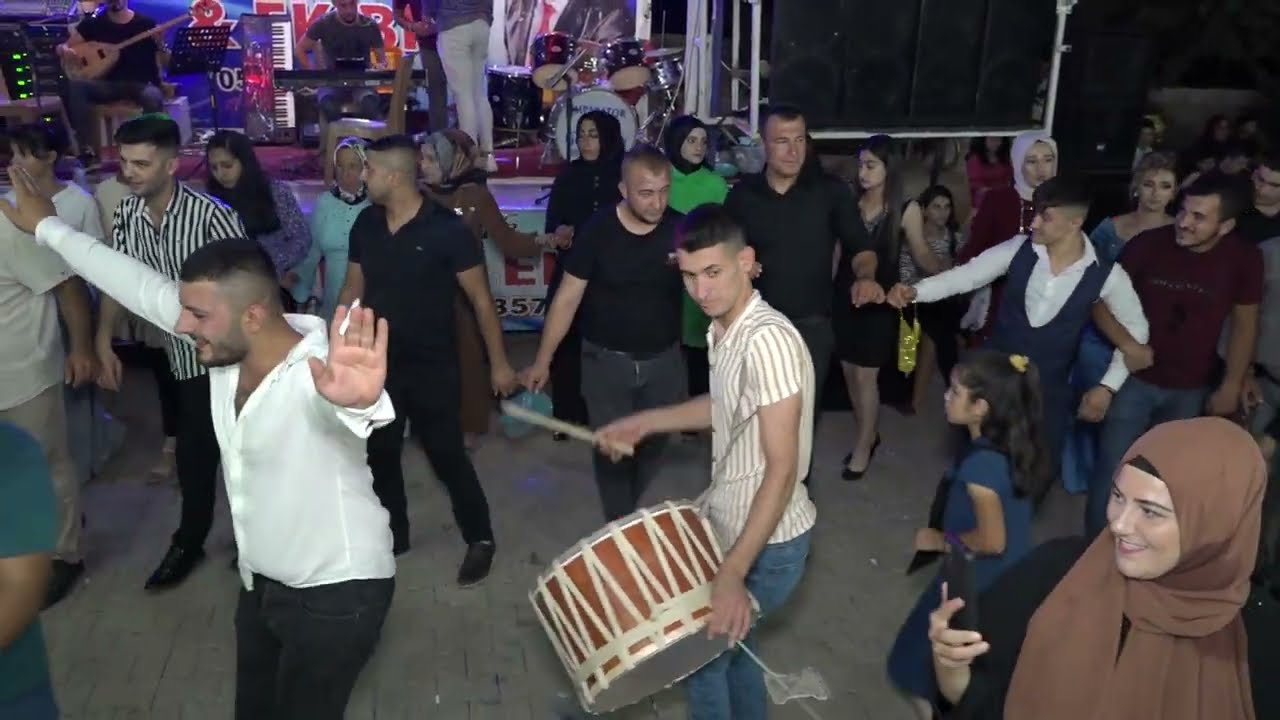 davulcu halaydakilere ne yapacağını şaşırdı.