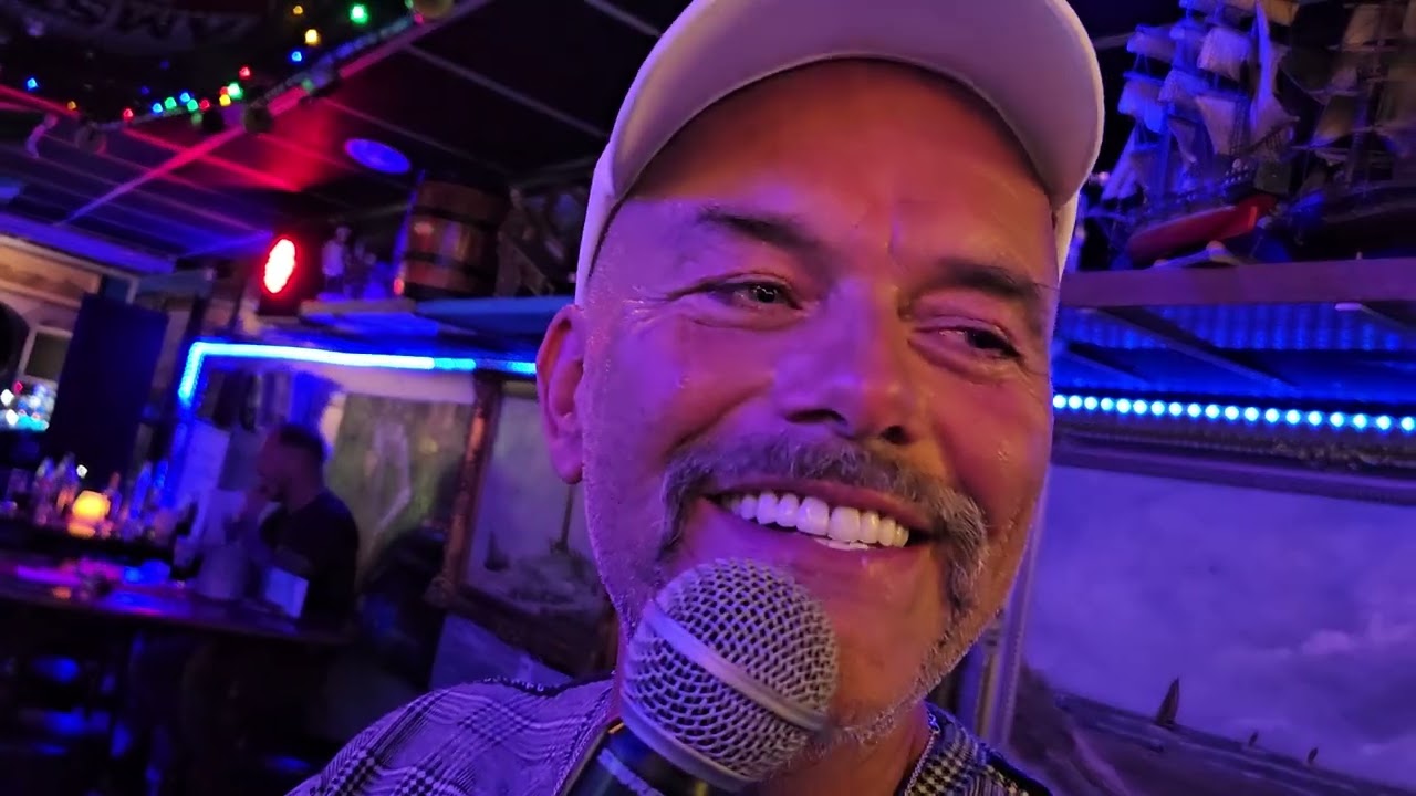 Maurice treed op  bij bar tante knier in de keizerstraat in Scheveningen