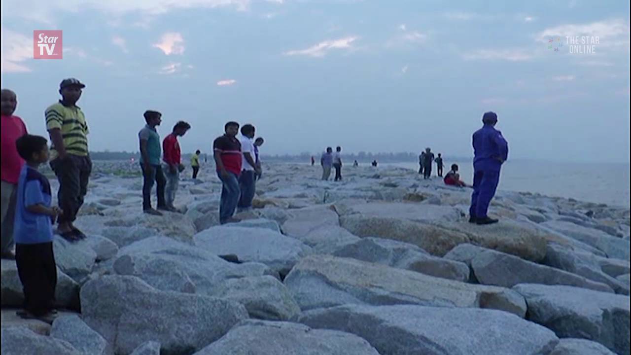 Man feared drowned after fishing boat sinks