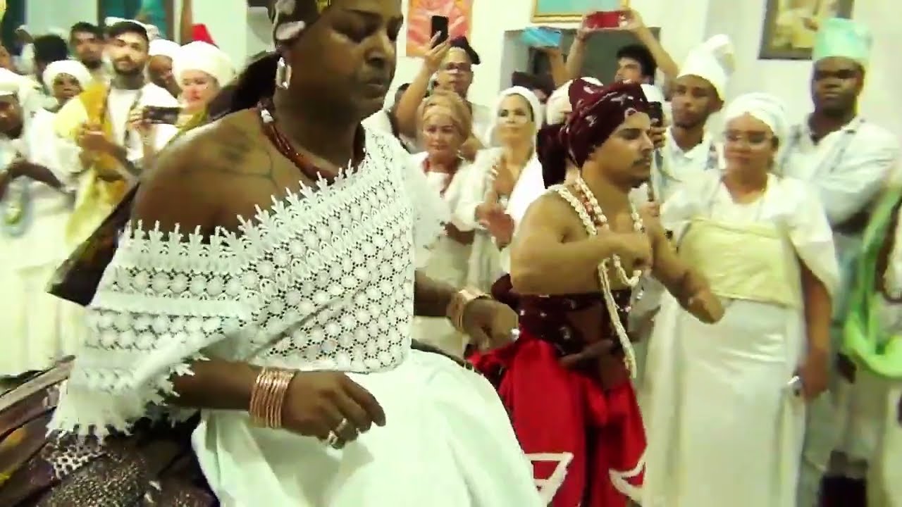 Oyá foi a verdadeira Rainha de Oyô! Só ela podia invocar o Rei Xangô à corte, à seu prazer e fogo! 🔥