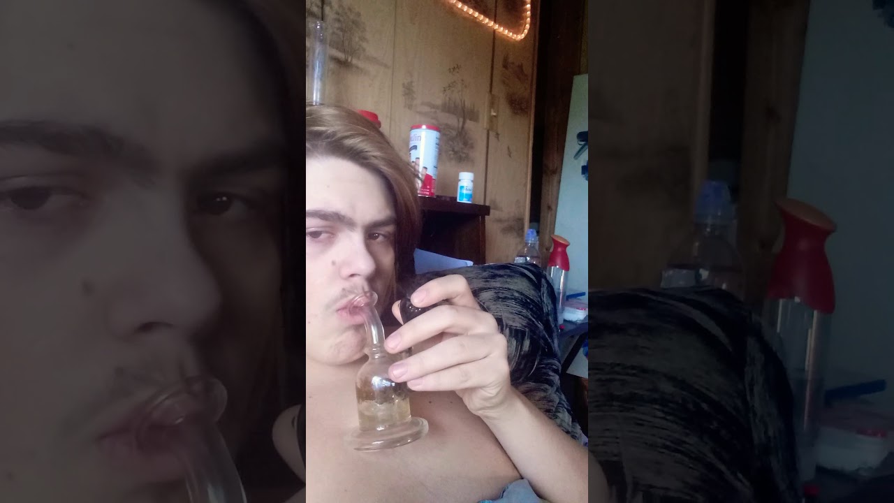 Mini bong wake and bake