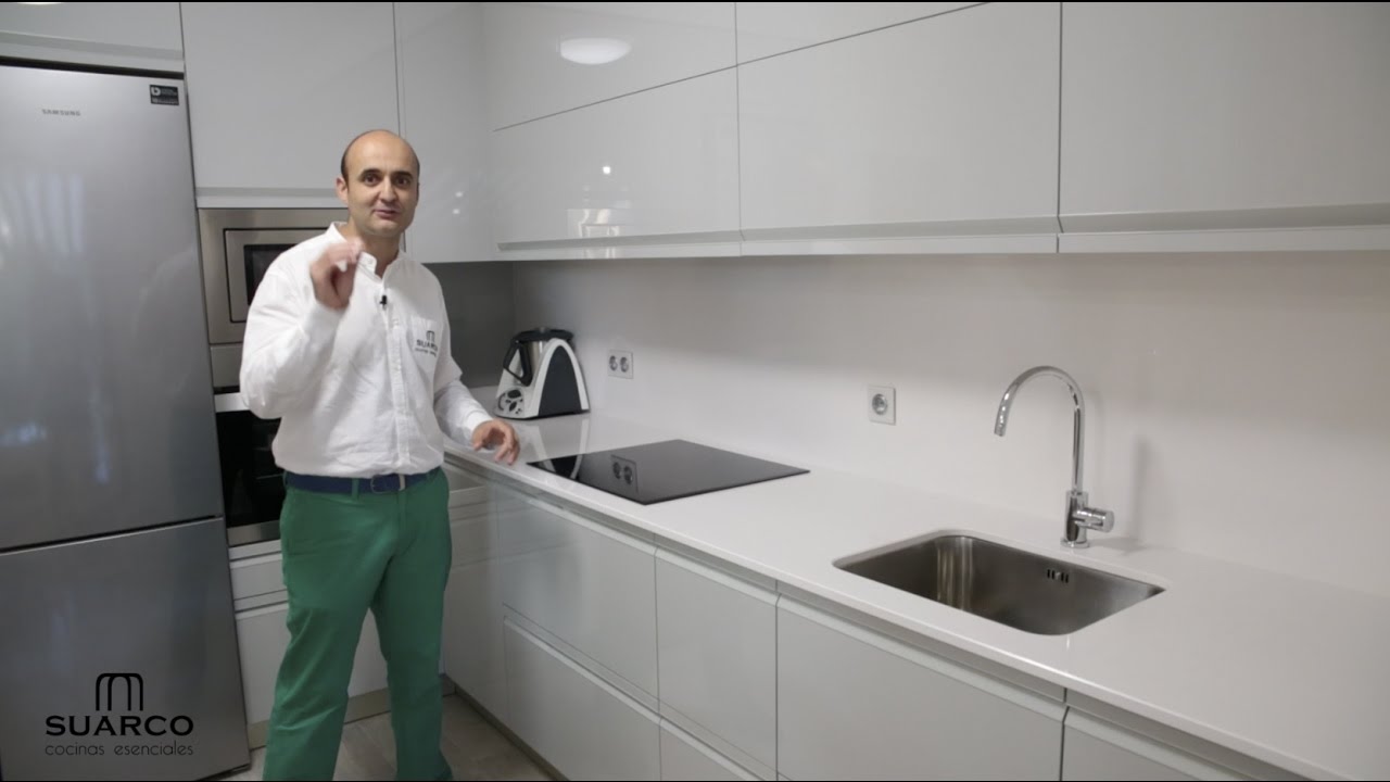 Video de cocinas modernas gris brillo con encimera  de silestone