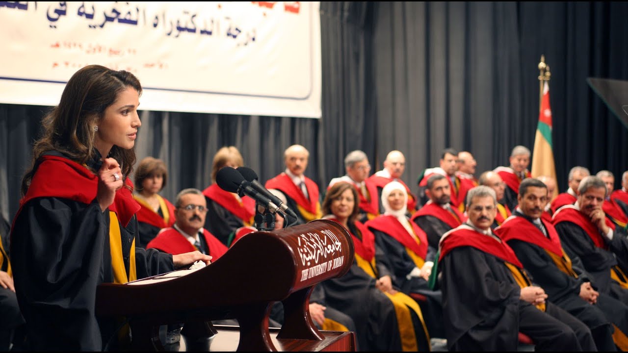 الملكة رانيا خلال حفل تسلم الدكتوراة الفخرية من الجامعة الأردنية