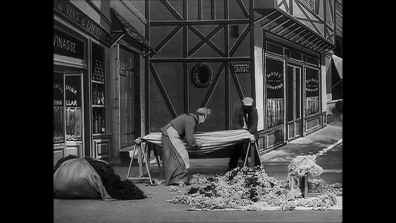 La Cardeuse de matelas (1906) The Tramp and the Mattress Makers (Méliès)