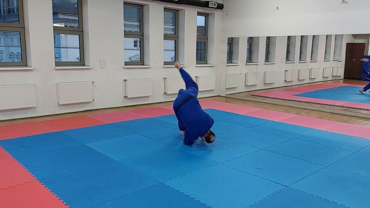 Judo - techniki bezpiecznych upadków: zenpo-kaiten-ukemi, pad do przodu z przewrotem (Judopedia)