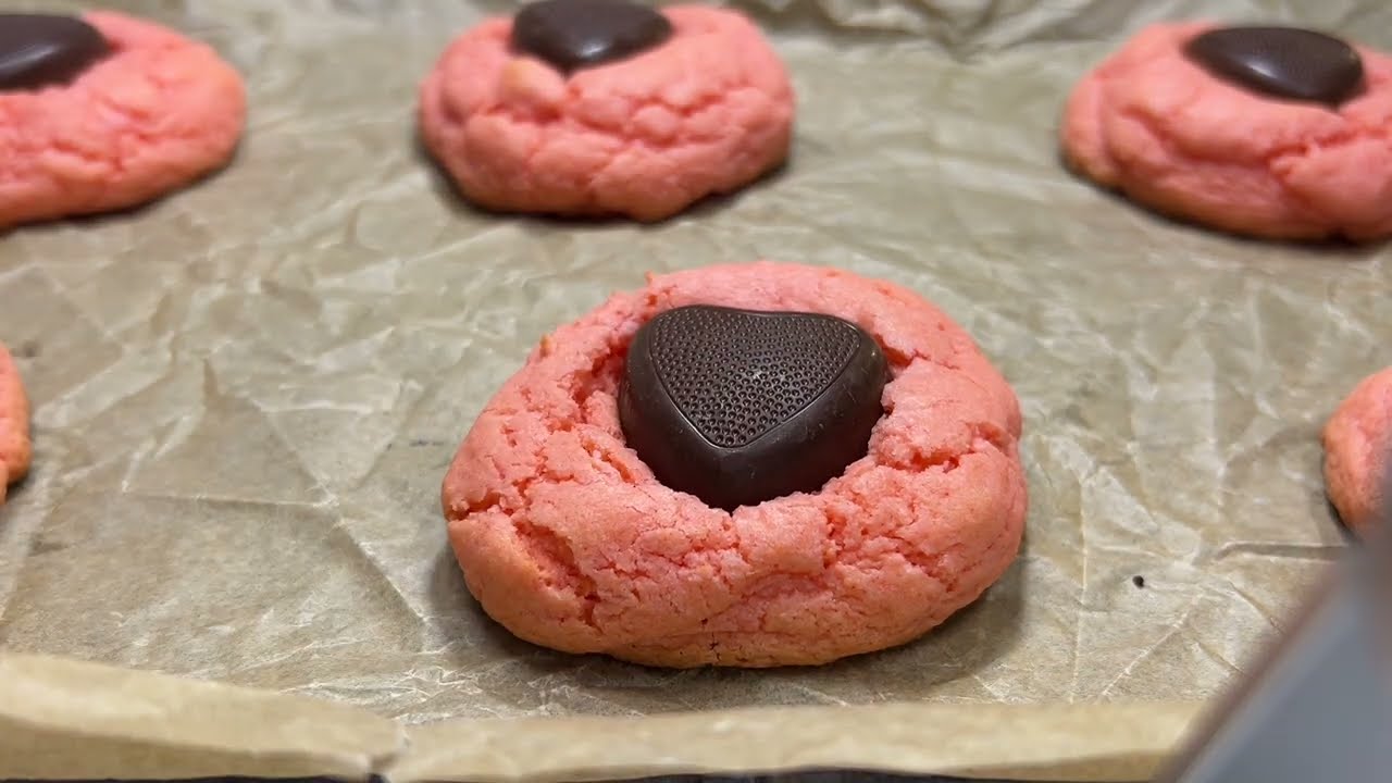 Easy Valentine Cookies using Cake Mix #easyrecipe #cakemix #valentinesday #chocolate