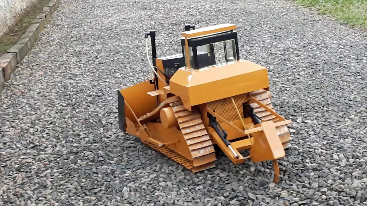 Trator de esteira de controle remoto