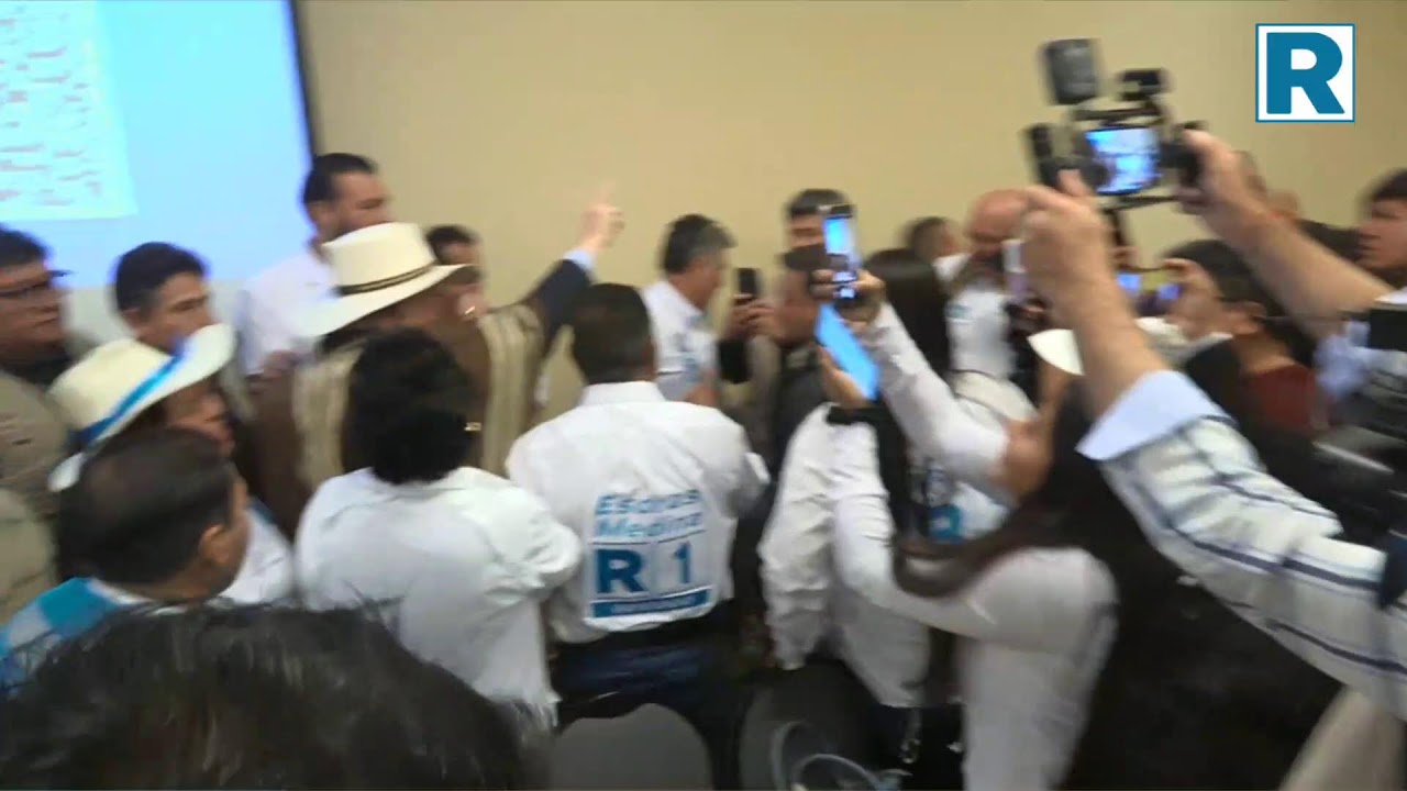 RAFAEL LÓPEZ ALIAGA BRINDA CONFERENCIA DE PRENSA EN AREQUIPA