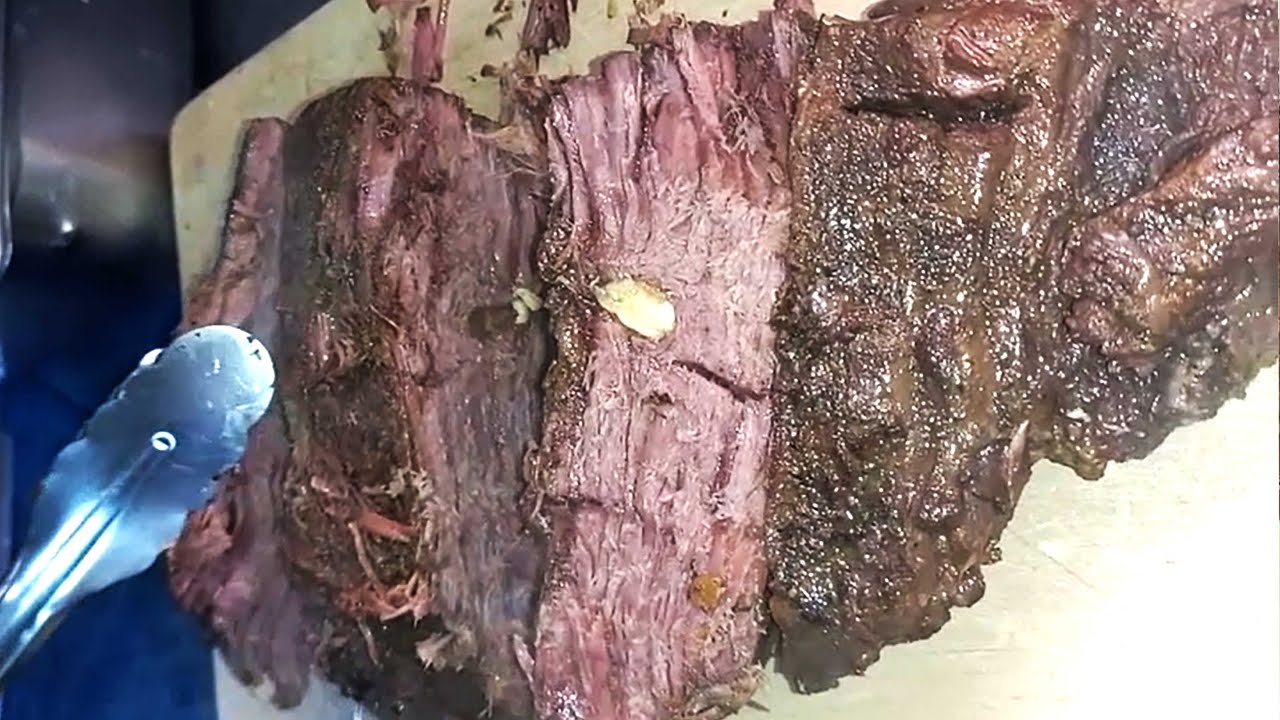 Chef Cesarin sazona filete de res al horno