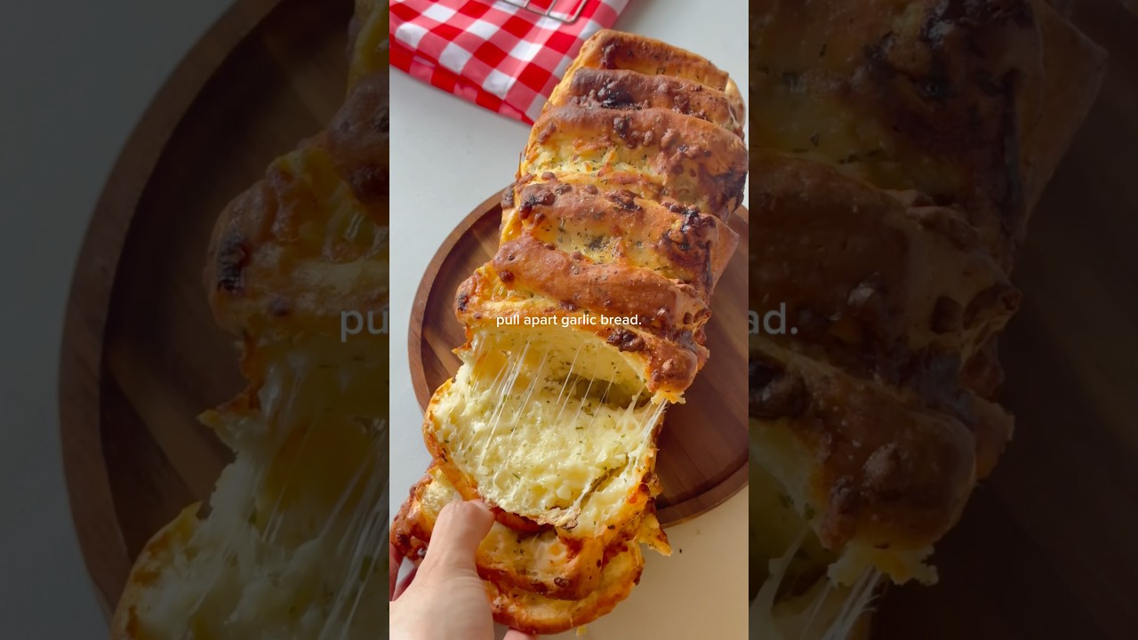 pull apart garlic bread🧄🍞 #baking #garlicbread #garlic #bread #pullapartbread #shorts