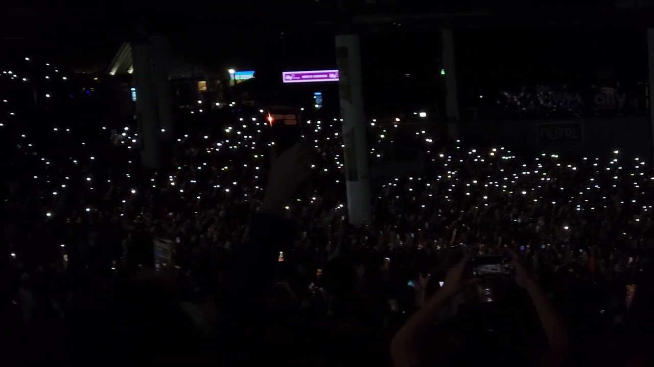 @KeithUrban @ Pine knob DTE Michigan 8.26.22 Somebody like you / In the jungle, the mighty jungle
