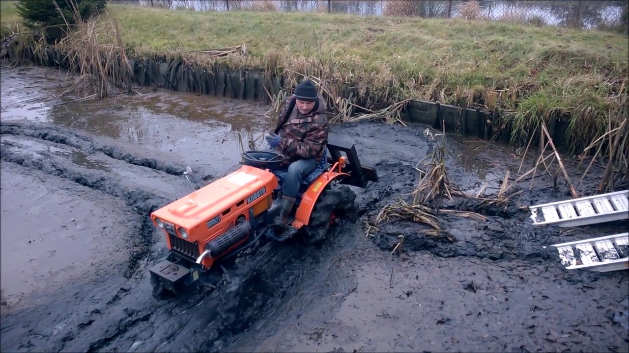 Kubota B7001 4x4  Jazda po zamulonym  stawie  :)