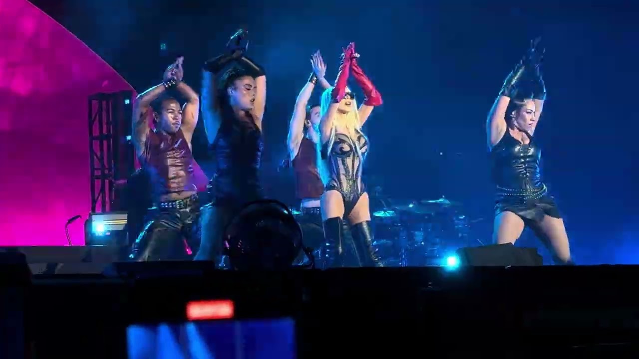 Christina Aguilera - Genie in a Bottle ( TECATE EMBLEMA CDMX)