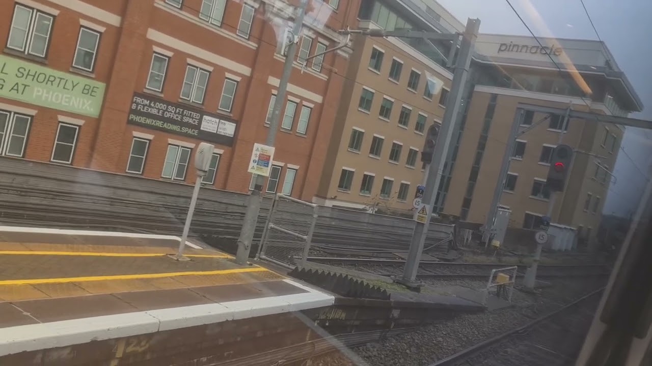 Cross Country ex Avanti class 221118 from Reading to Didcot Parkway