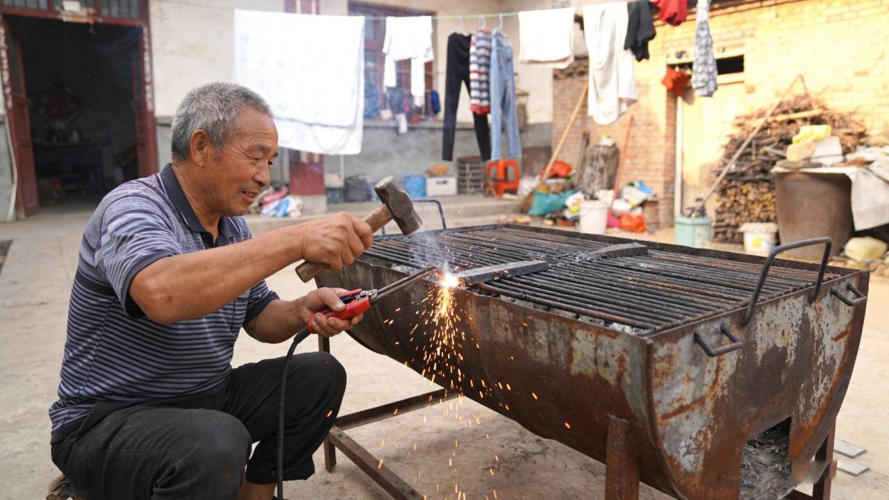 山东老周小轱辘手工制作户外烧烤炉 #纯手工锻造 #高手在农村  #瓜子二手车#瓜子二手车