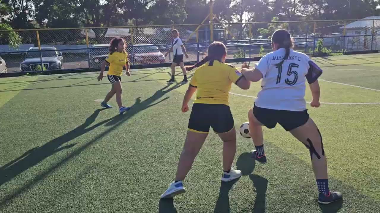 Comenzo el partido de futbol , melissa se entrega fisicamente por orgullo.