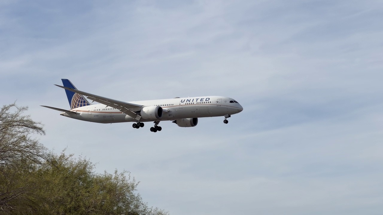 1L arrival &ndash; United Airlines Boeing 787-9 Dreamliner lands at Las Vegas | N17963