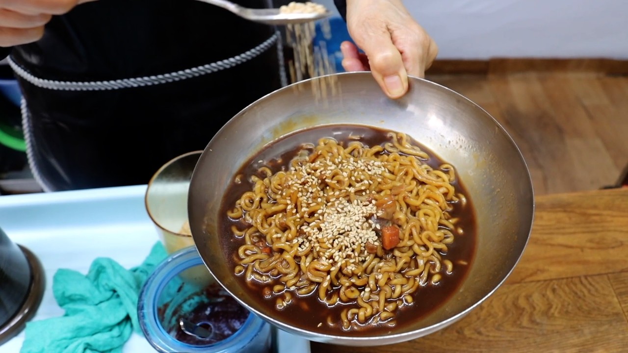 은퇴를 앞둔 46년 라면집 할머니의 몹시 독특한 짜파게티 비법?! 단골 많은 분식 노포 Korean street food