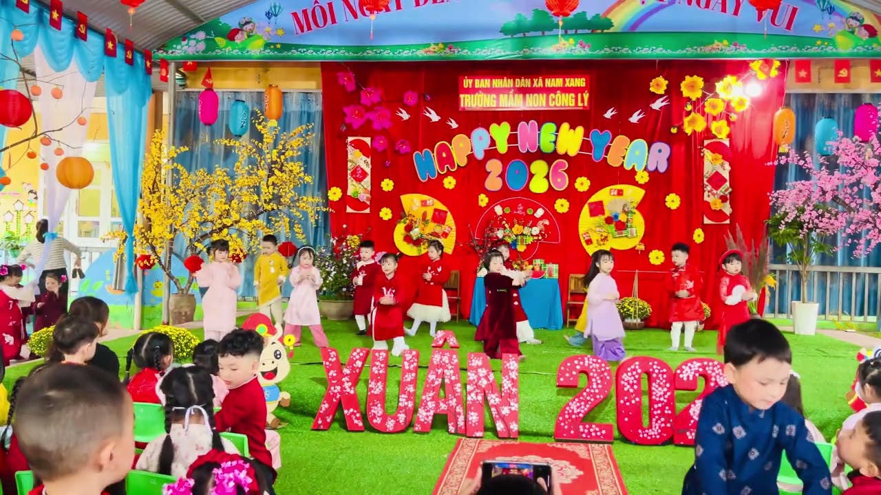 Múa “ Ngày Xuân Long Phượng Sum Vầy”- Lớp C4