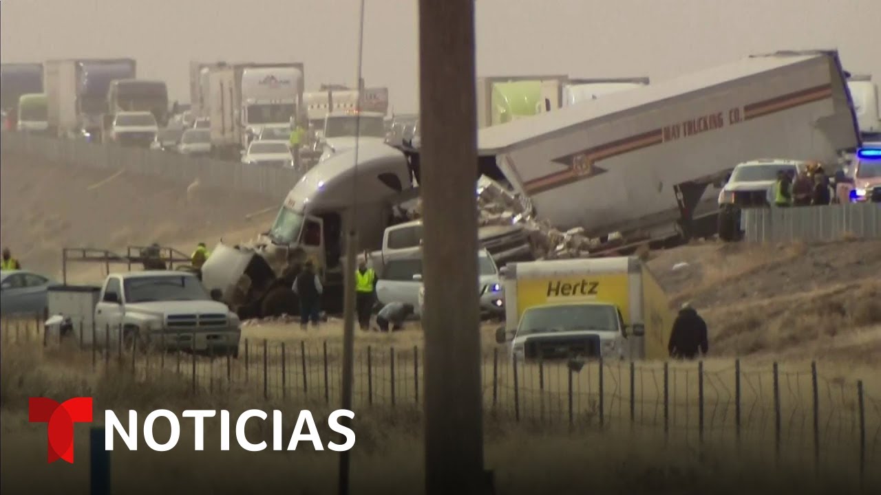 Más de 30 vehículos terminan involucrados en un trágico choque múltiple | Noticias Telemundo