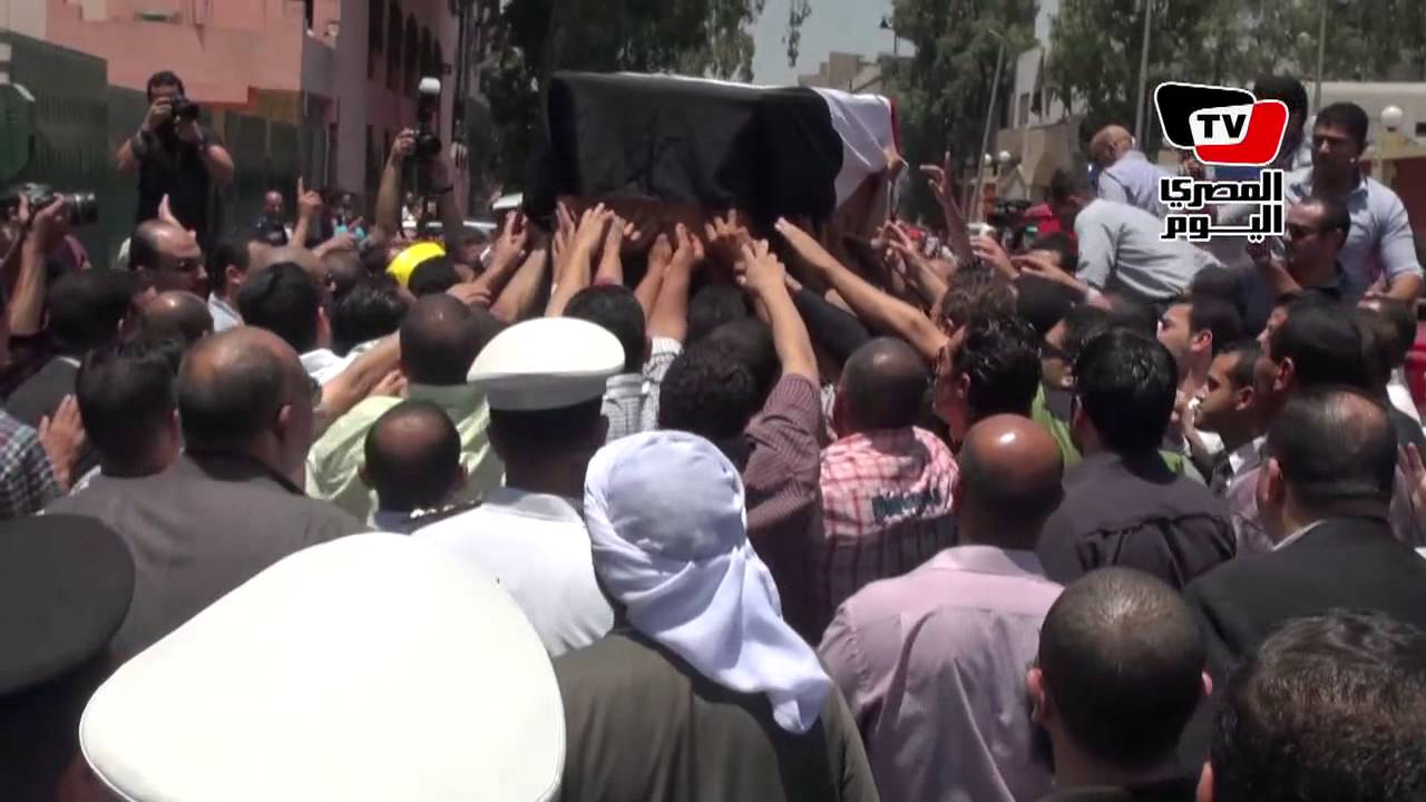 الشرطة تهتف «إرحل يامرسي» في جنازة شهيدها
