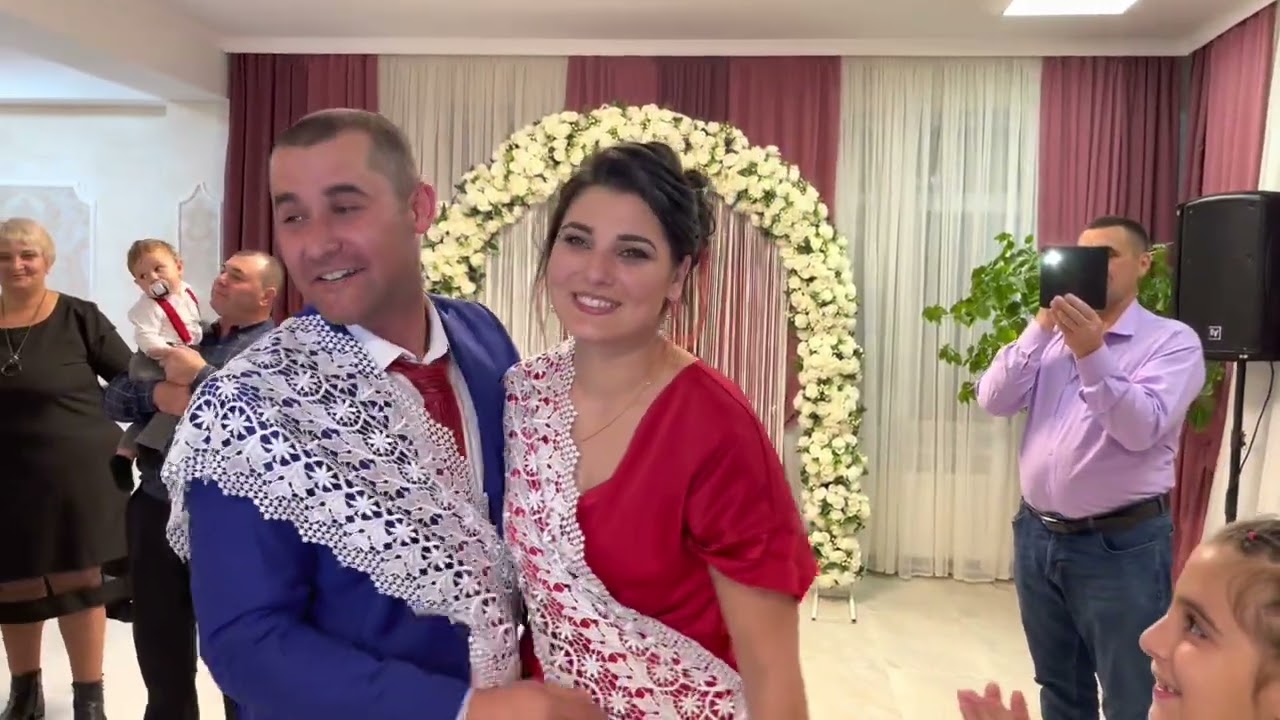 O  surpriză frumoasă   la Crihana Veche pentru Alexandrina și Mihai din partea nașilor