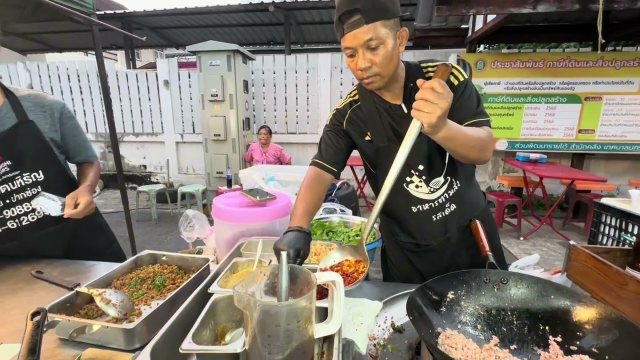 ได้ดีเพราะเขย่ากะเพราเขย่า 25 บาทลูกค้าแน่นร้านทุกวันขายดิบขายดี