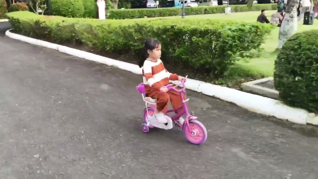Kakak Navya Sepedaan di Rektorat Unib, sepedanya udah kekecilan