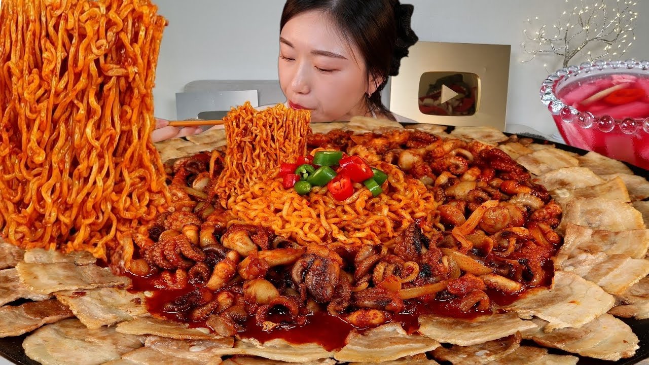 ASMR 매콤한 쭈꾸미볶음 냉동삼겹살 쌈싸먹기 리얼먹방 :) Pork belly Stir-fried spicy webfoot octopus MUKBANG